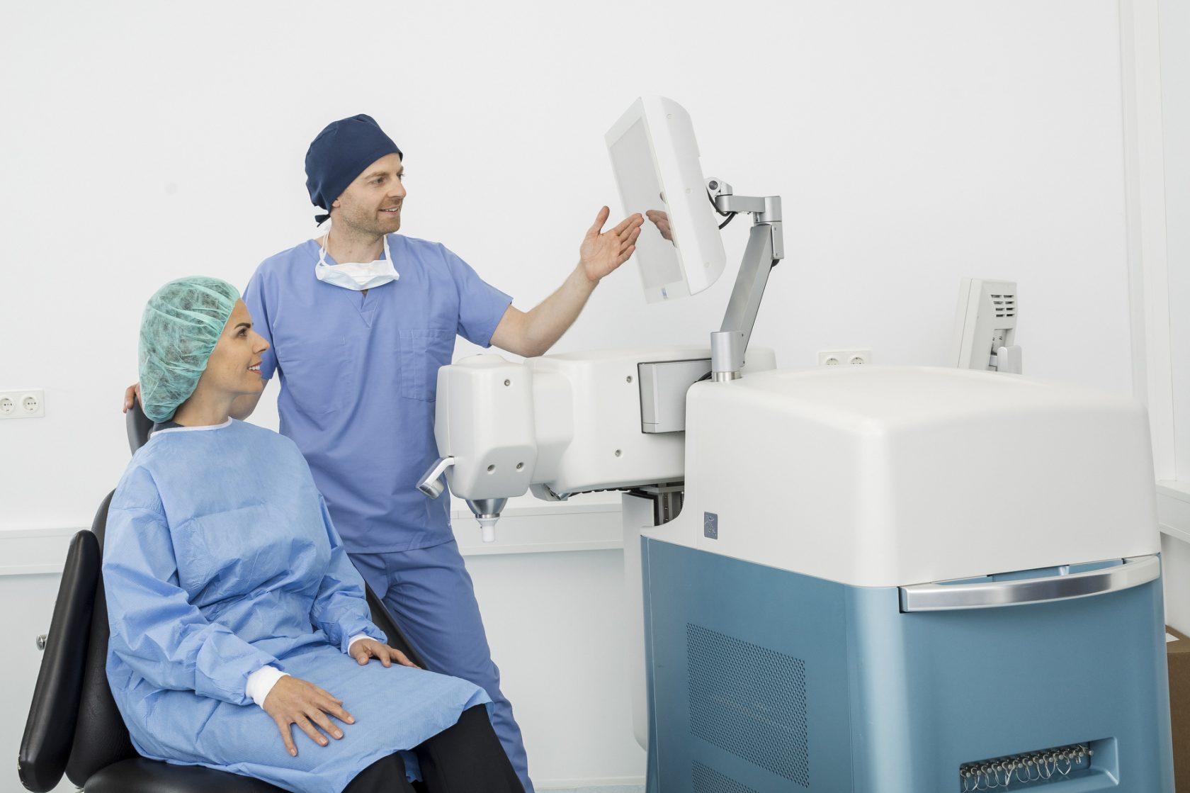 OCURA Augenheilkunde Köln und Wipperfürth - Arzt und Patientin