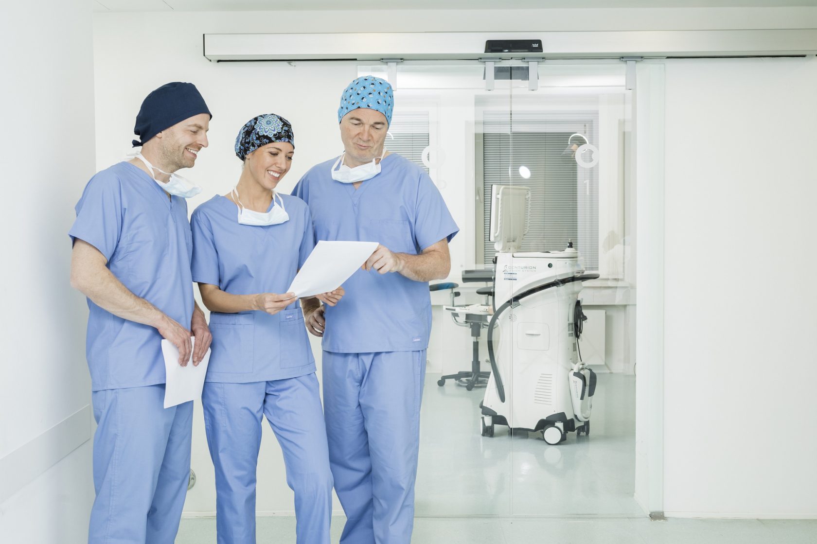 OCURA Augenheilkunde Koeln - Besprechung drei Aerzte Operation des Gruenen Stars